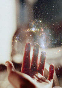 Sesja reiki na odległość to doświadczenie, które pozwala Ci zadbać o siebie bez wychodzenia z domu. Pracuję z energią w sposób uważny i intuicyjny, dlatego tworzę dla Ciebie bezpieczną przestrzeń, w której możesz się zatrzymać, wyciszyć i odzyskać równowagę. Podczas spotkania łączymy się online, a Ty pozostajesz w swoim komfortowym miejscu.